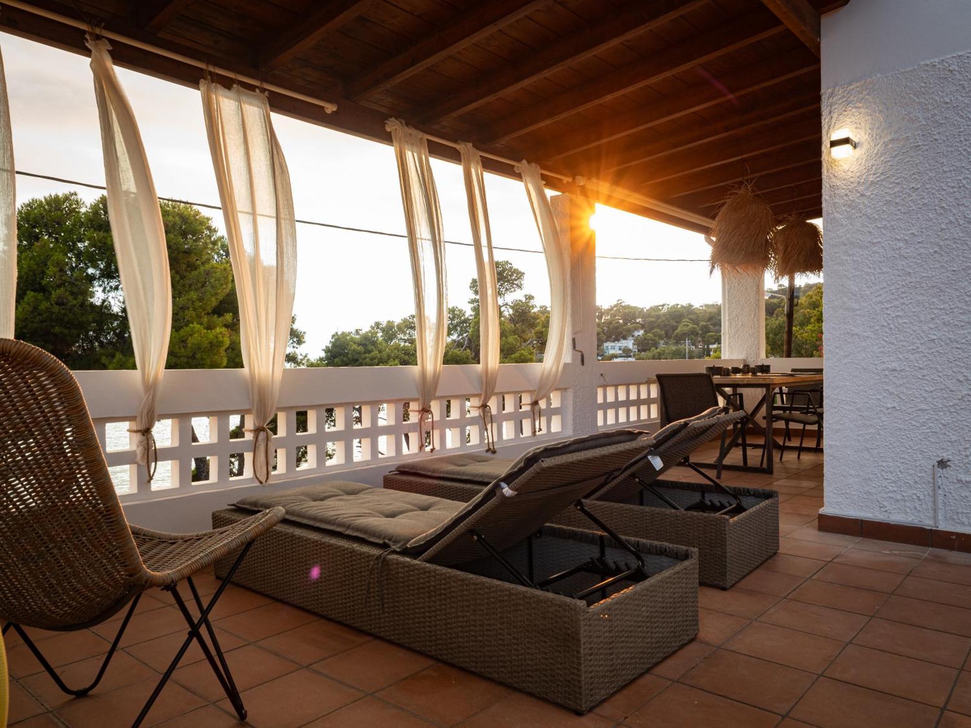 Seaview Apartment - Poros Relaxing Beachfront Flat Poros Town Bagian luar foto