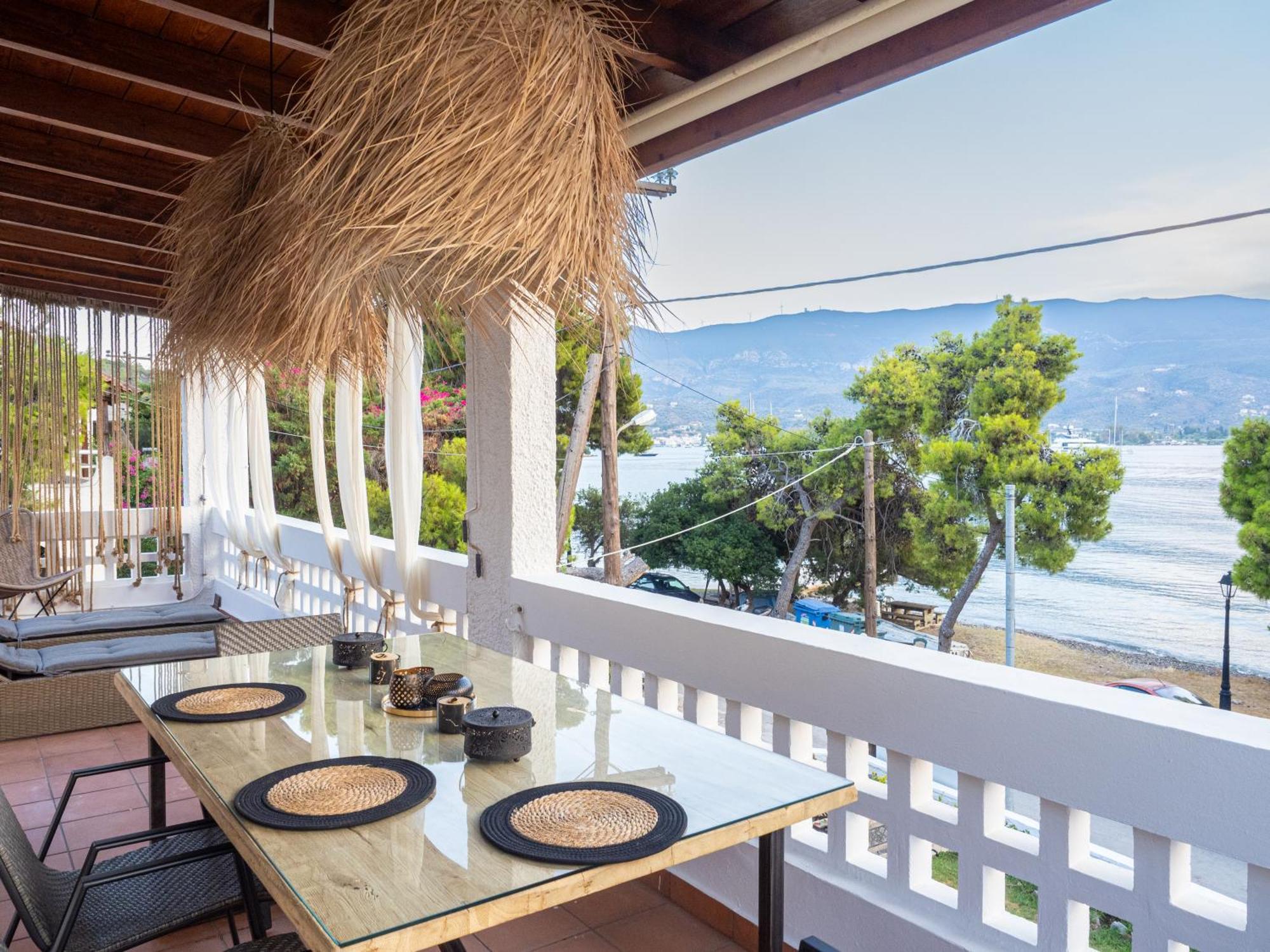 Seaview Apartment - Poros Relaxing Beachfront Flat Poros Town Bagian luar foto
