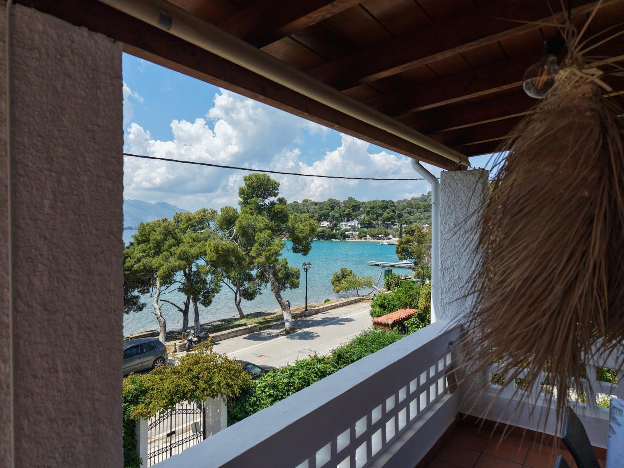 Seaview Apartment - Poros Relaxing Beachfront Flat Poros Town Bagian luar foto