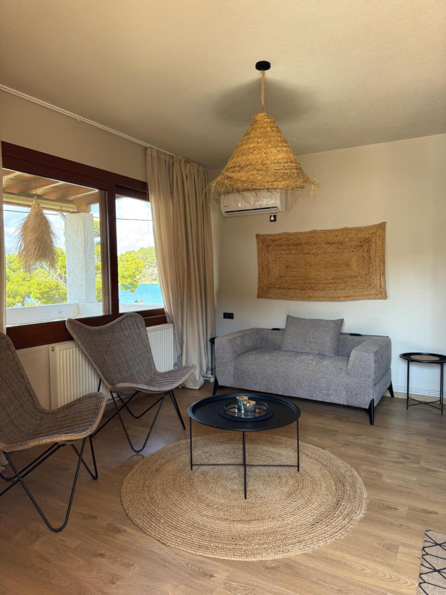 Seaview Apartment - Poros Relaxing Beachfront Flat Poros Town Bagian luar foto