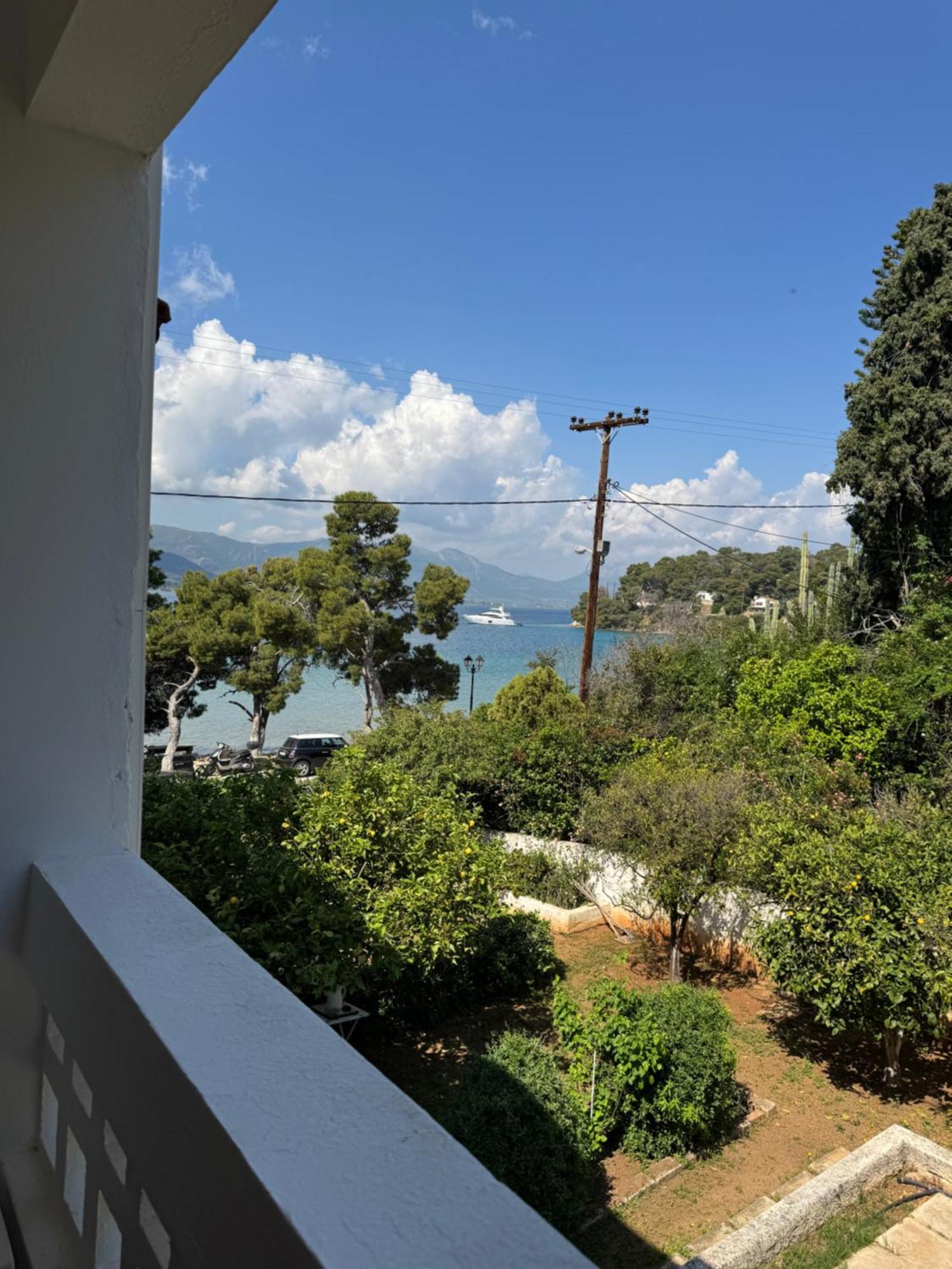 Seaview Apartment - Poros Relaxing Beachfront Flat Poros Town Bagian luar foto