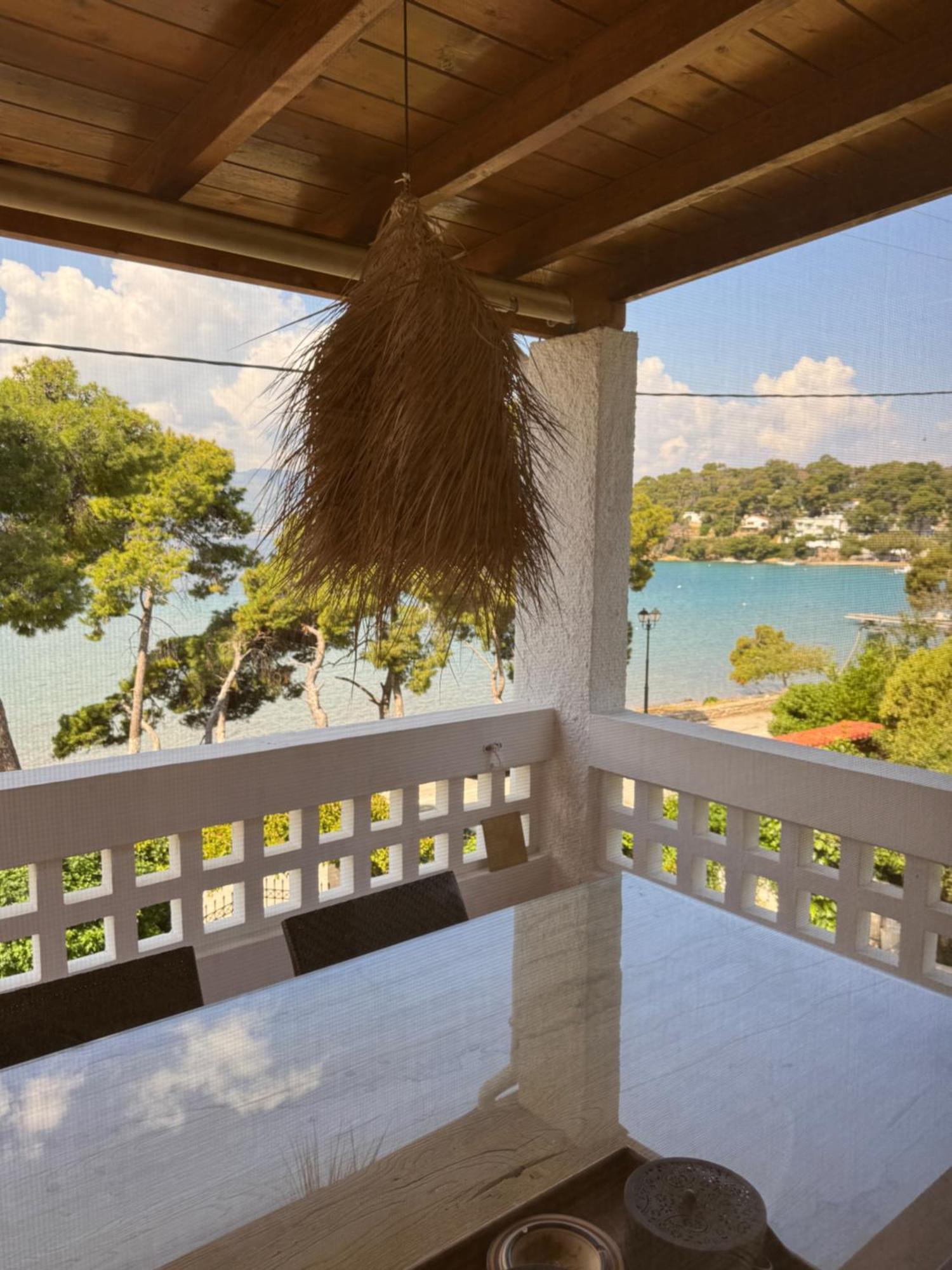 Seaview Apartment - Poros Relaxing Beachfront Flat Poros Town Bagian luar foto